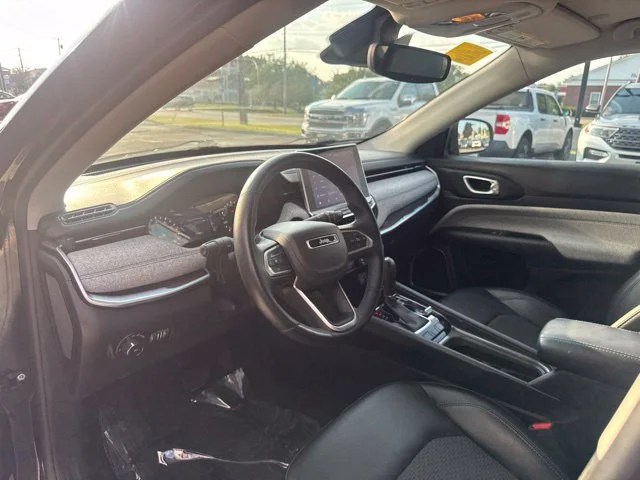 Used 2022 Black Jeep Latitude image 13