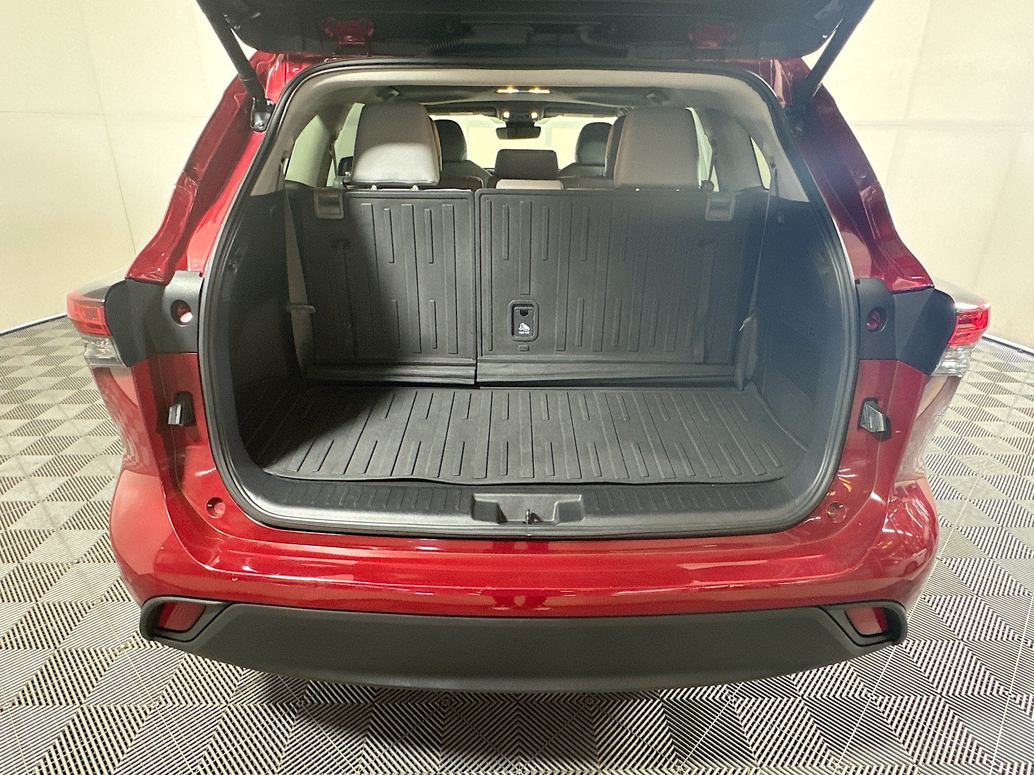 Used 2025 Pearl Toyota Hybrid XLE image 31