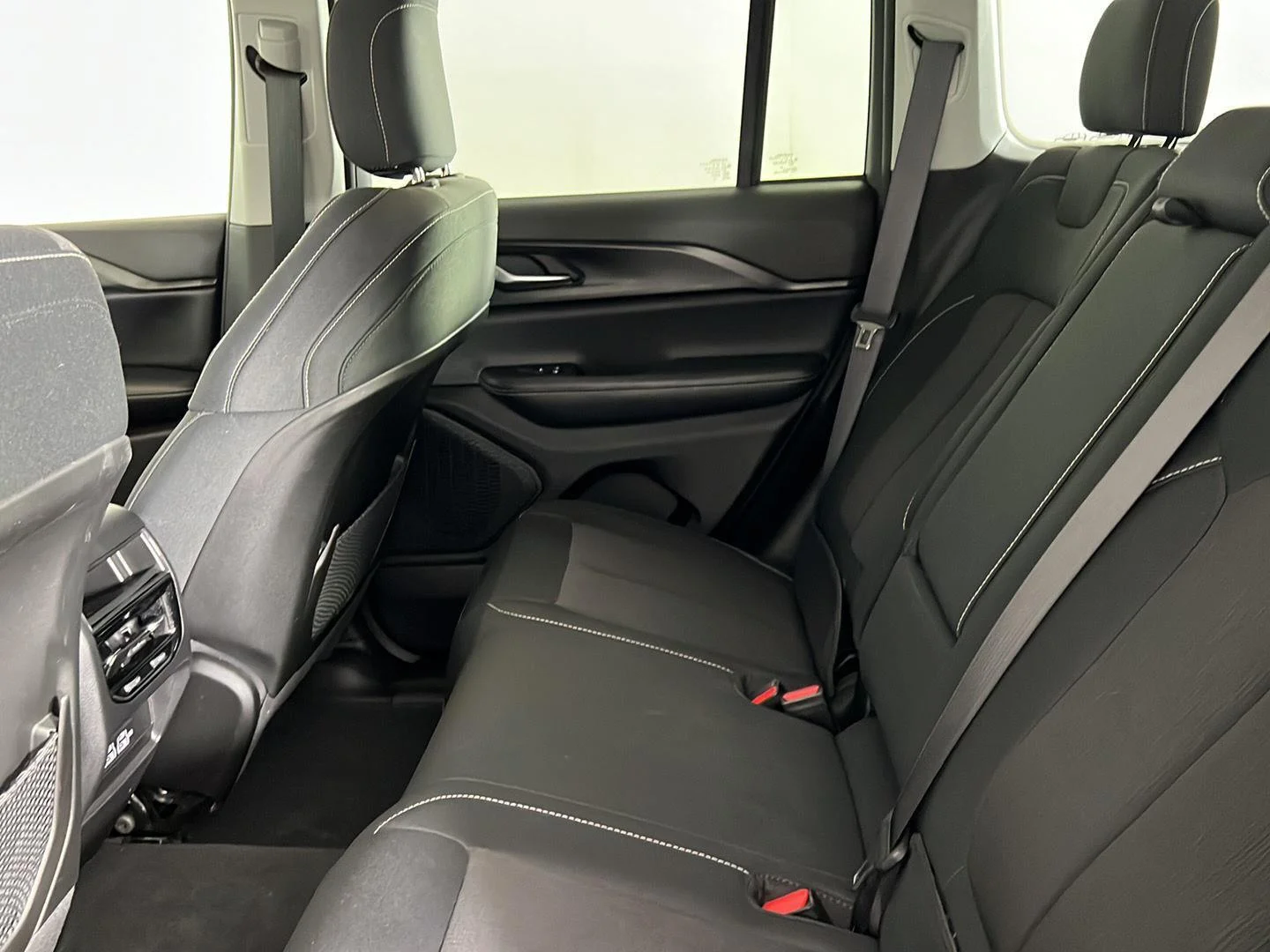 Used 2023 Diamond Black Crystal Pearlcoat Jeep Laredo image 10