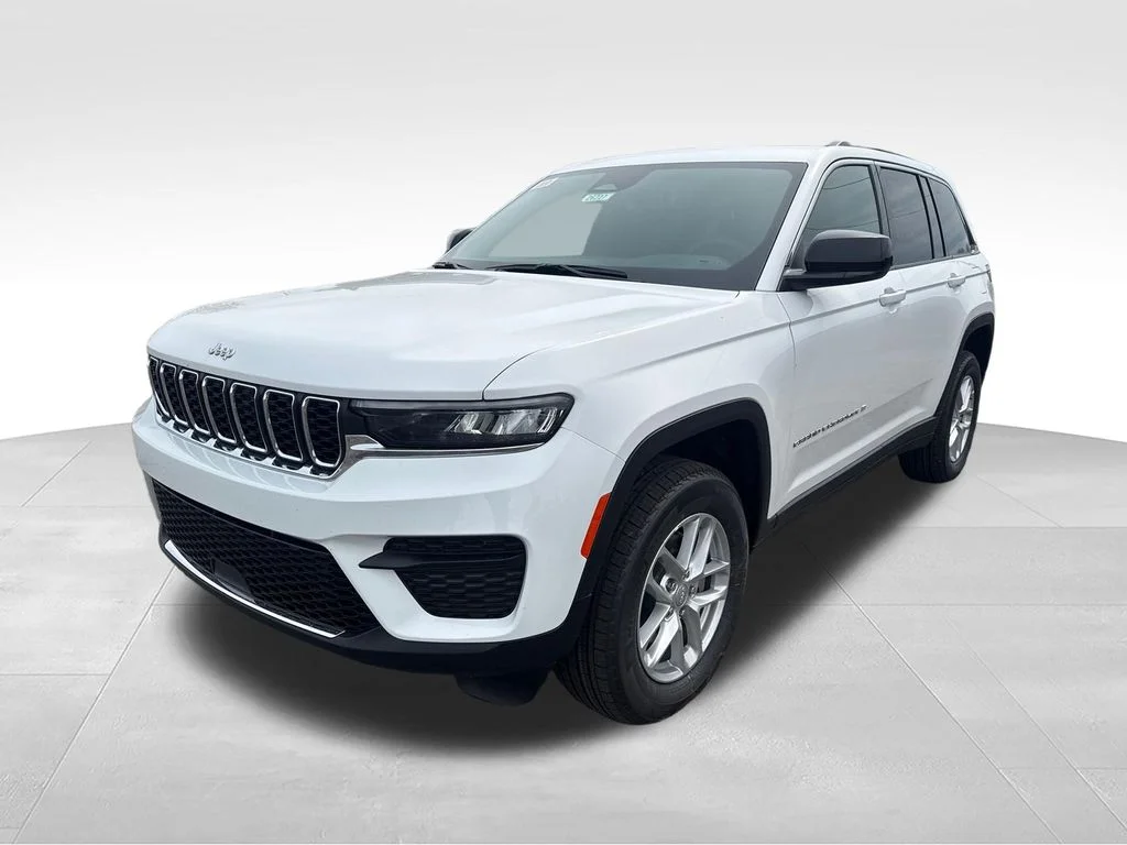 New 2026 Bright White Clear-Coat Exterior Paint Jeep Laredo X image 7