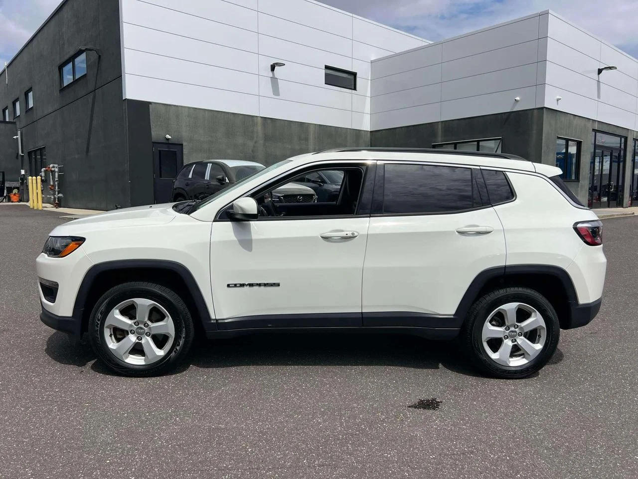 Used 2021 White Clearcoat Jeep Latitude 4x4 image 4