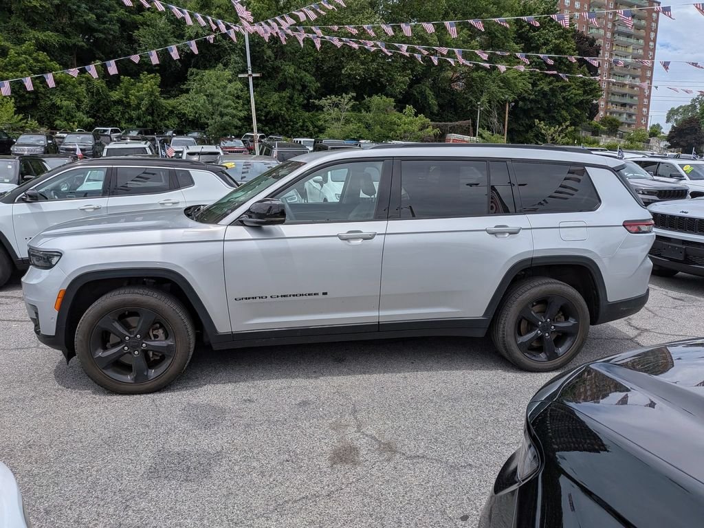 Used 2023 Silver Jeep Limited image 12