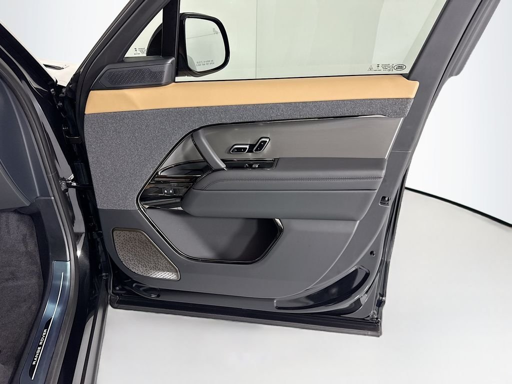 New 2026 Santorini Black LAND ROVER Dynamic SE image 27