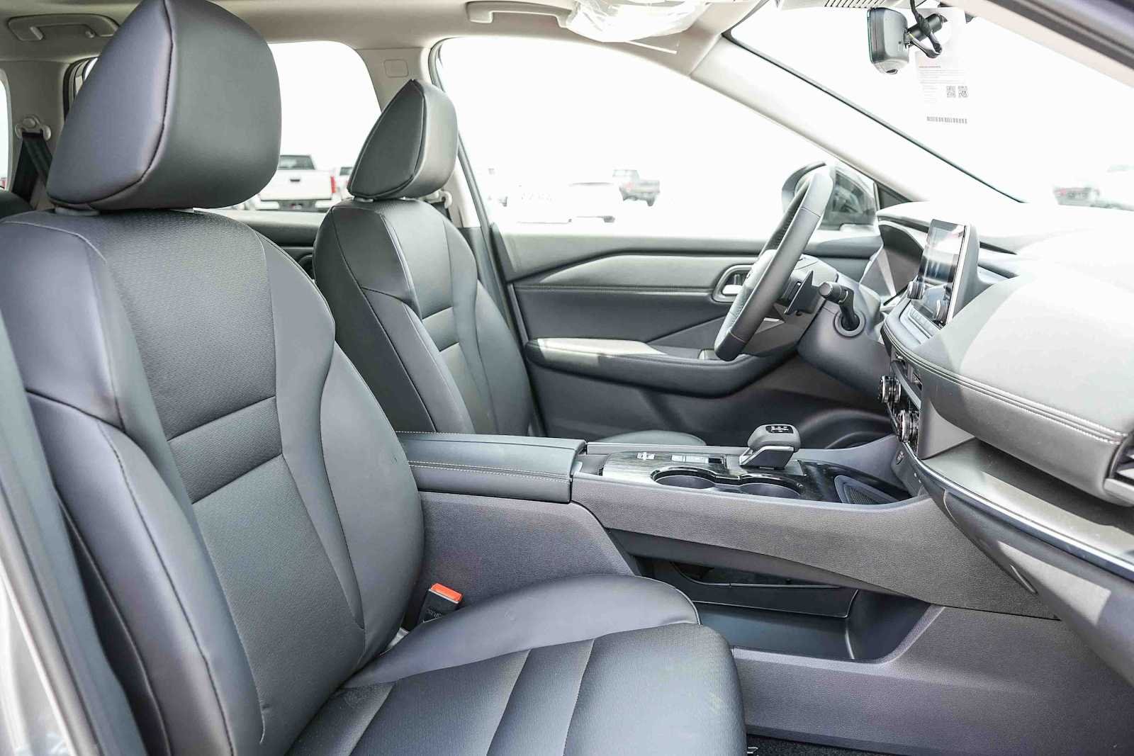 New 2026 Everest White Pearl TriCoat Nissan Dark Armor™ image 18