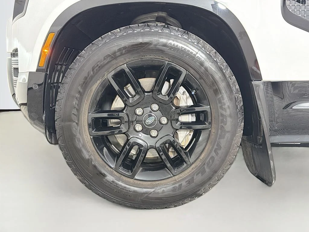 Used 2023 White Land Rover X-Dynamic SE image 33
