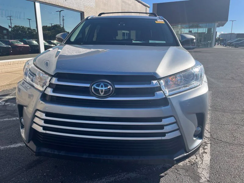 Used 2019 Silver Toyota XLE image 2