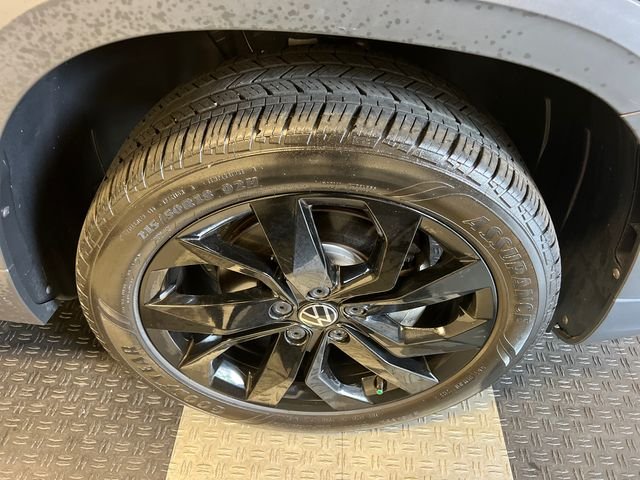 Certified Used 2023 Black Volkswagen 1.5T SE image 9
