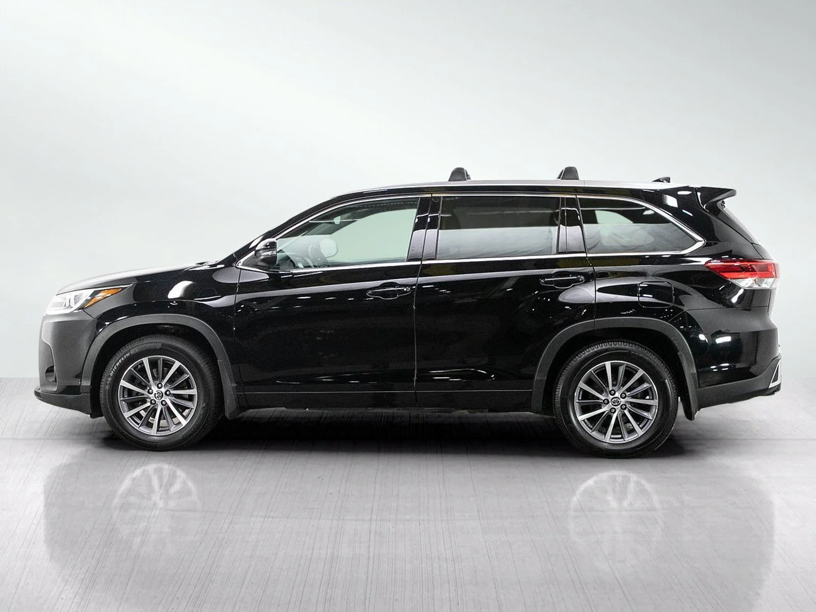 Used 2018 Toyota Highlander XLE with VIN 5TDJZRFH2JS541805 for sale in Burnsville, Minnesota