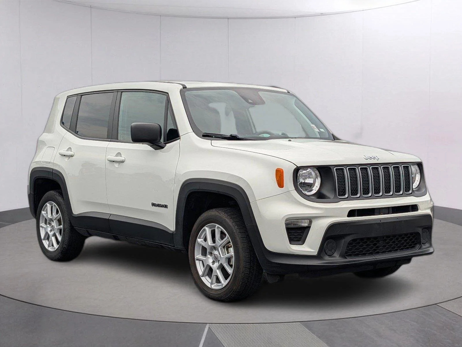Used 2023 Alpine White Clearcoat Jeep Latitude image 7