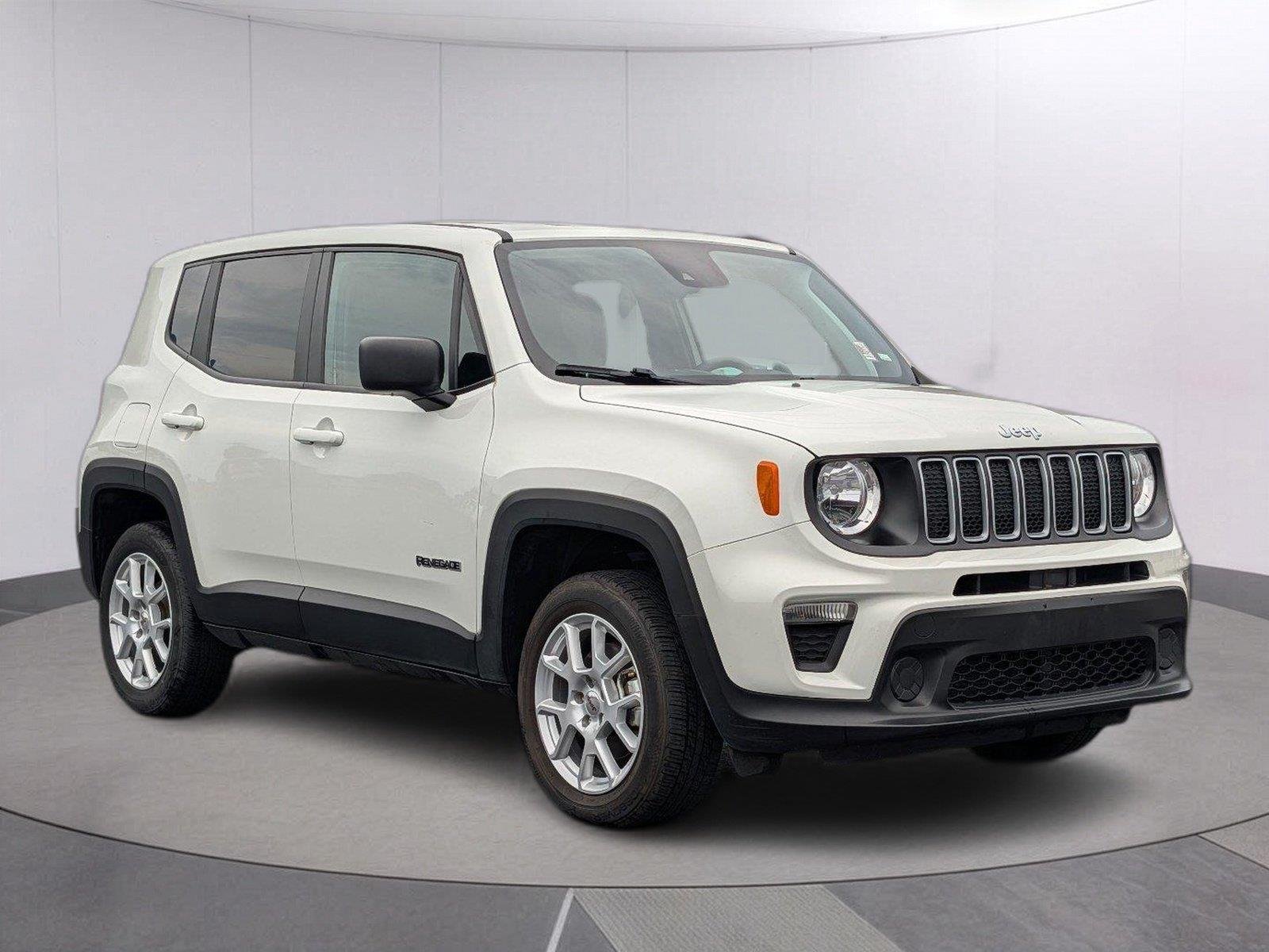 Used 2023 Alpine White Clearcoat Jeep Latitude image 7