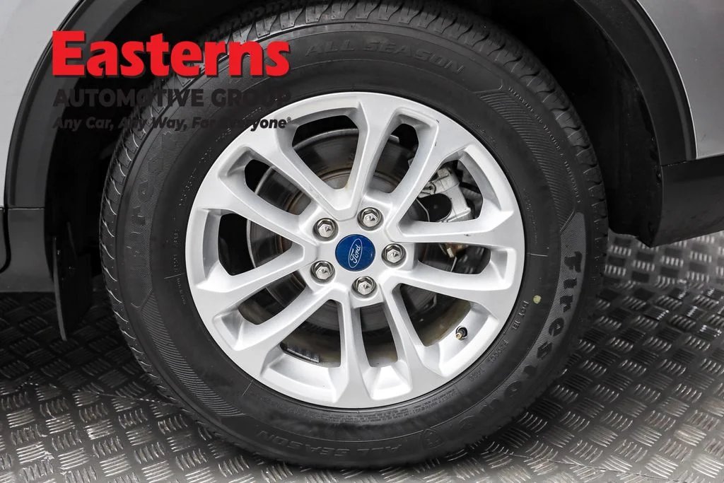 Used 2022 Silver Ford SE image 8