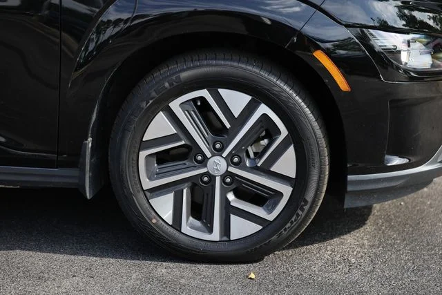 Used 2023 Ultra Black Hyundai SE image 5