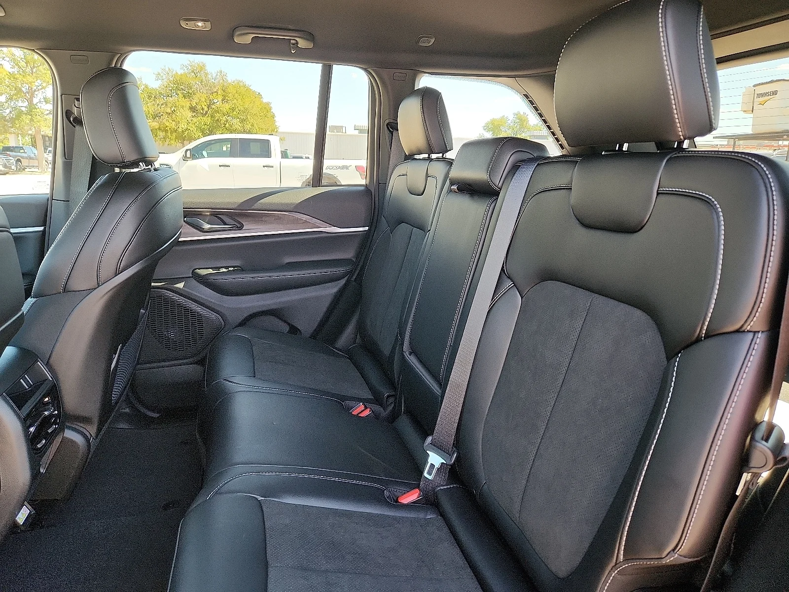 New 2027 High-Gloss Black Paint Jeep LAREDO ALTITUDE 4X4 image 9