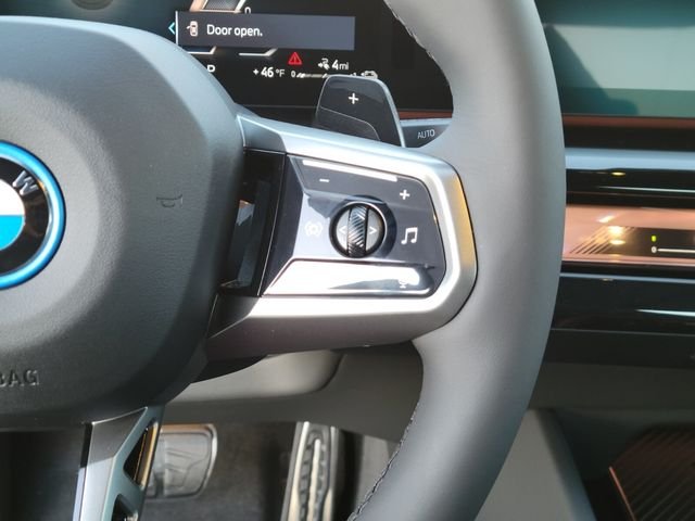Used 2026 Gray BMW 550e xDrive image 25