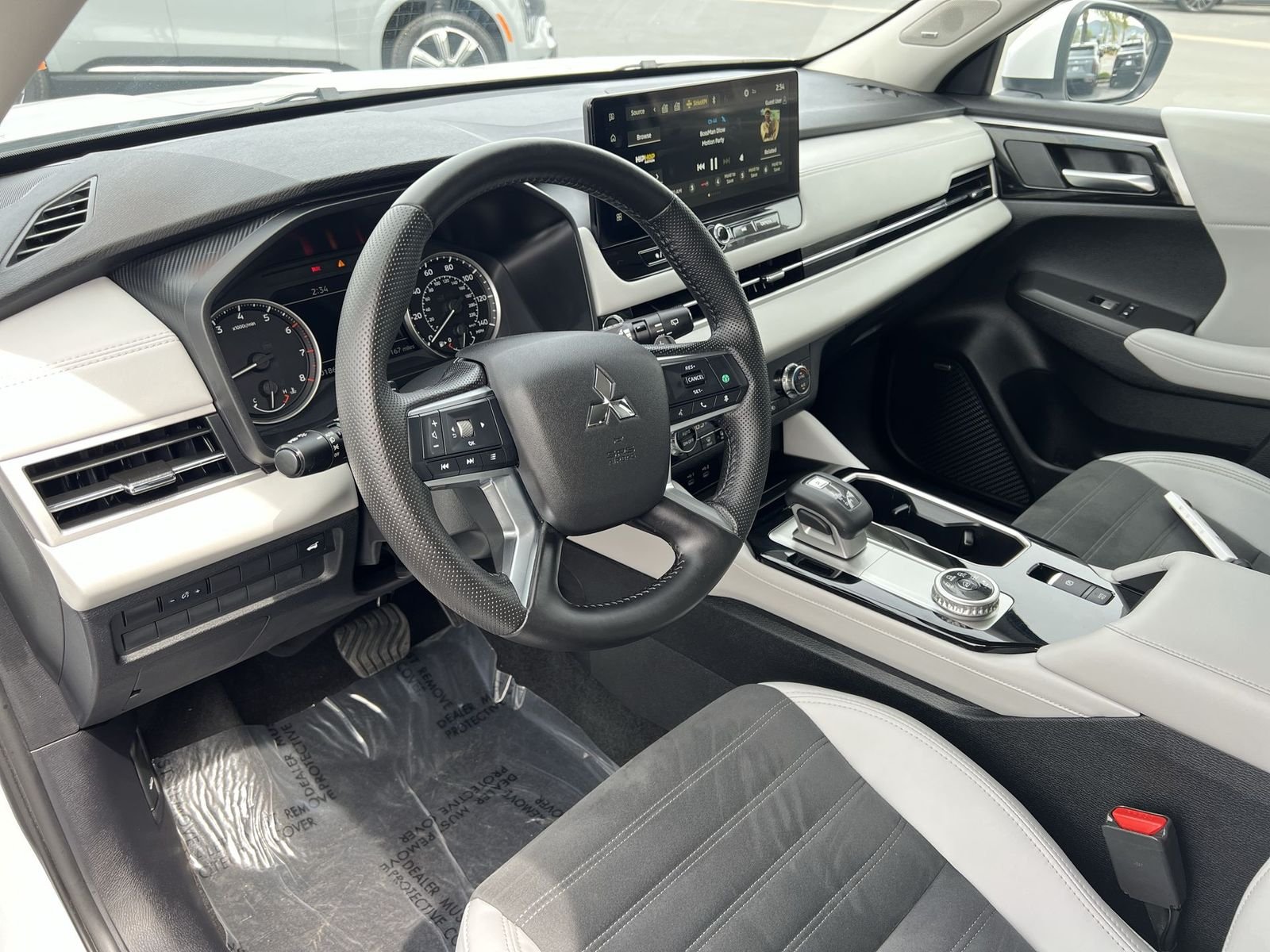 Used 2025 White Mitsubishi SE image 10