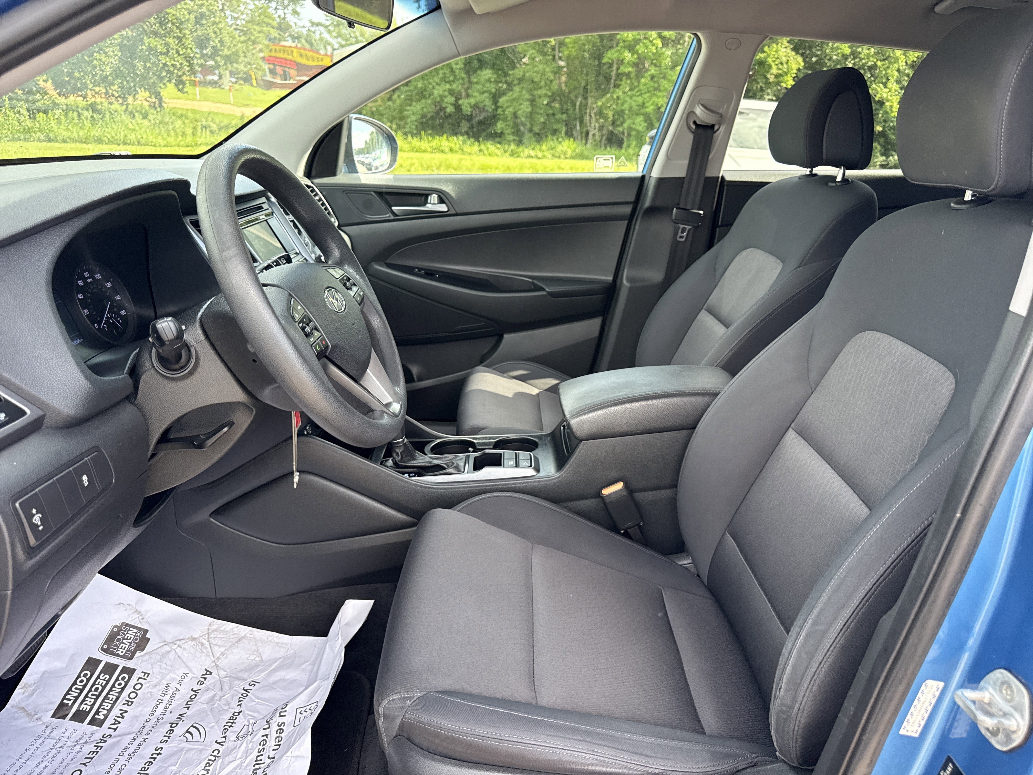 Used 2017 Caribbean Blue Hyundai SE image 11