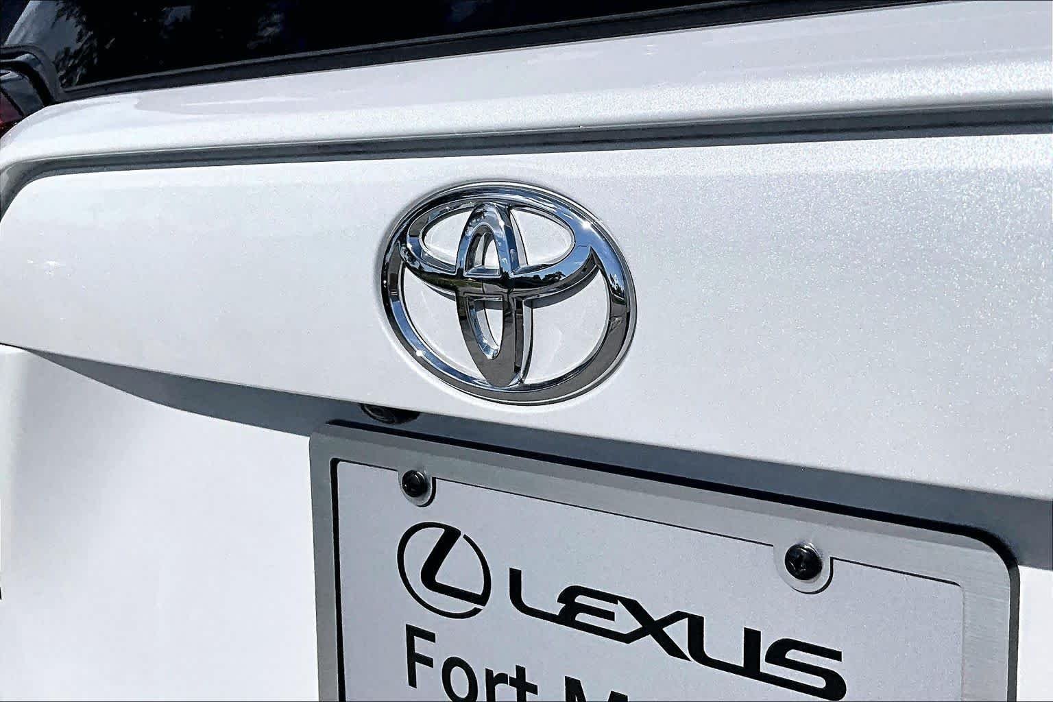Used 2025 Wind Chill Pearl Toyota XLE Premium image 31