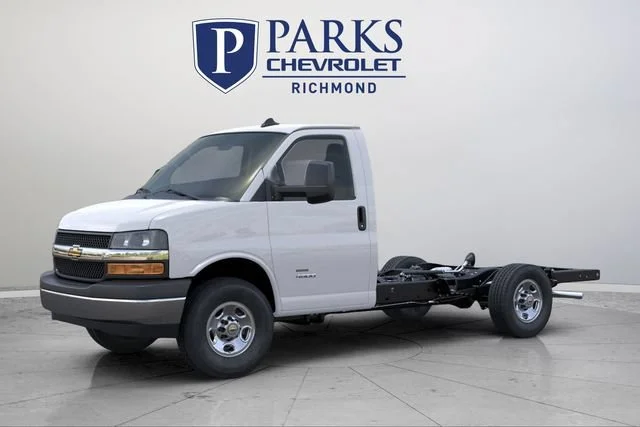 New 2025 Summit White Chevrolet 1WT image 3