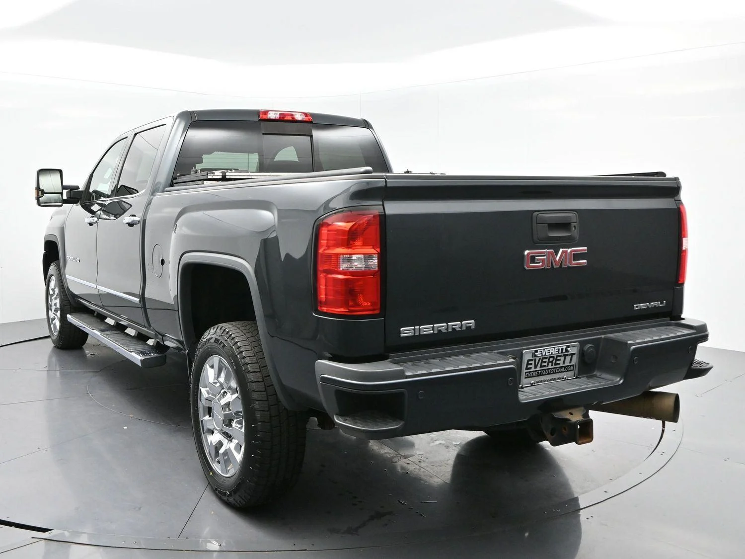 Used 2017 DARK SLATE METALLIC GMC Denali image 6