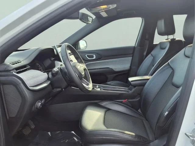 Used 2024  Jeep Latitude image 19