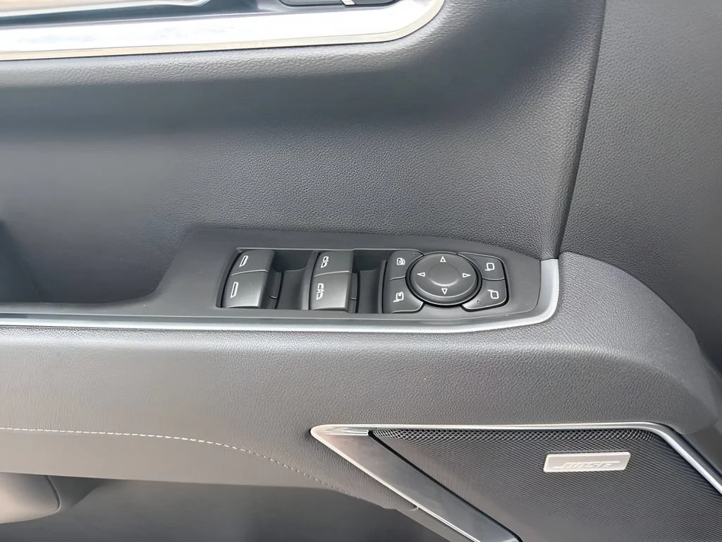Used 2025 Summit White Chevrolet LTZ image 30