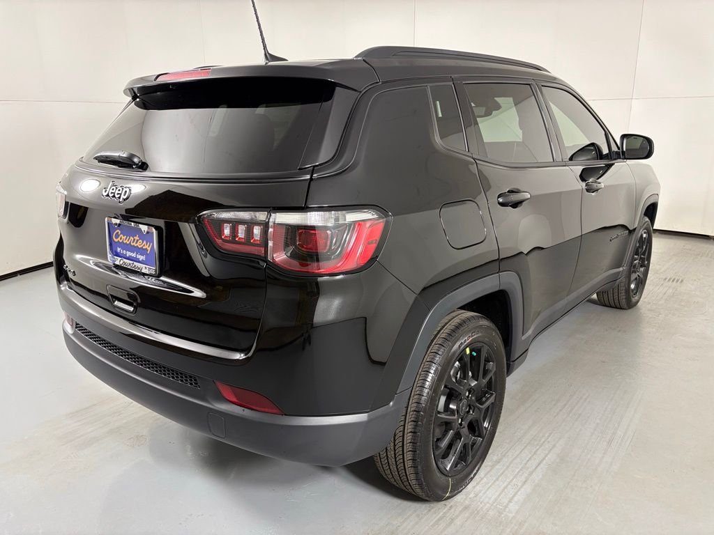 New 2026 Diamond Black Crystal Pearl-Coat Exterior Paint Jeep Latitude image 8