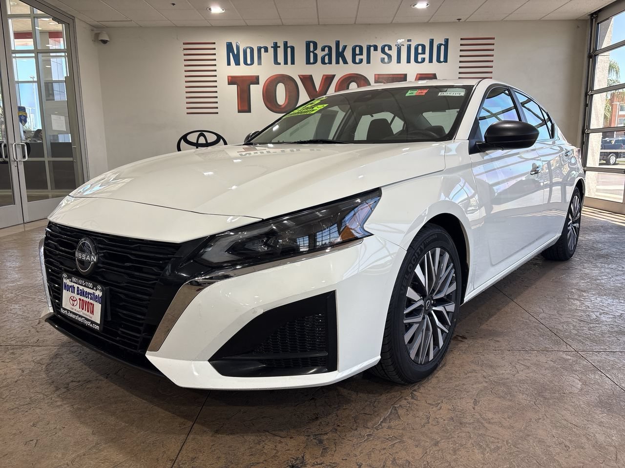 Used 2025 Glacier White Nissan SV image 6