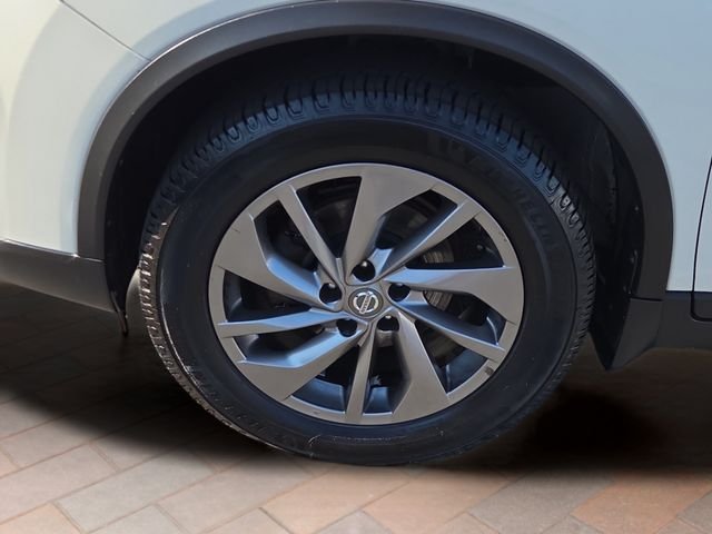 Used 2016 Pearl White Nissan SL image 27