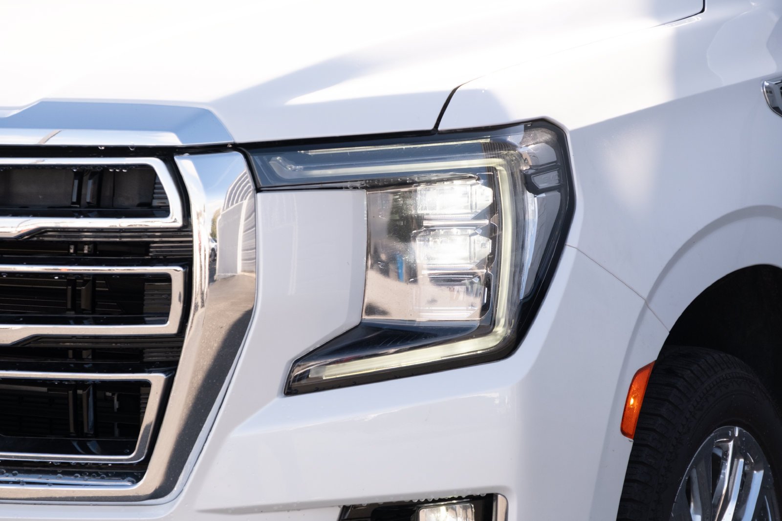 Used 2024 White Frost Tricoat GMC SLT image 23