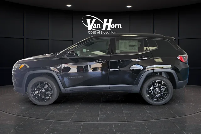 New 2026 Diamond Black Crystal Pearl-Coat Exterior Paint Jeep Latitude image 4