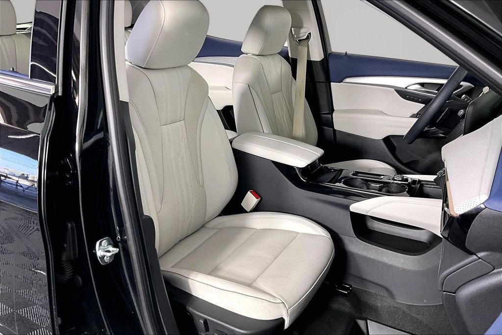 Used 2025 Black Buick Avenir image 28