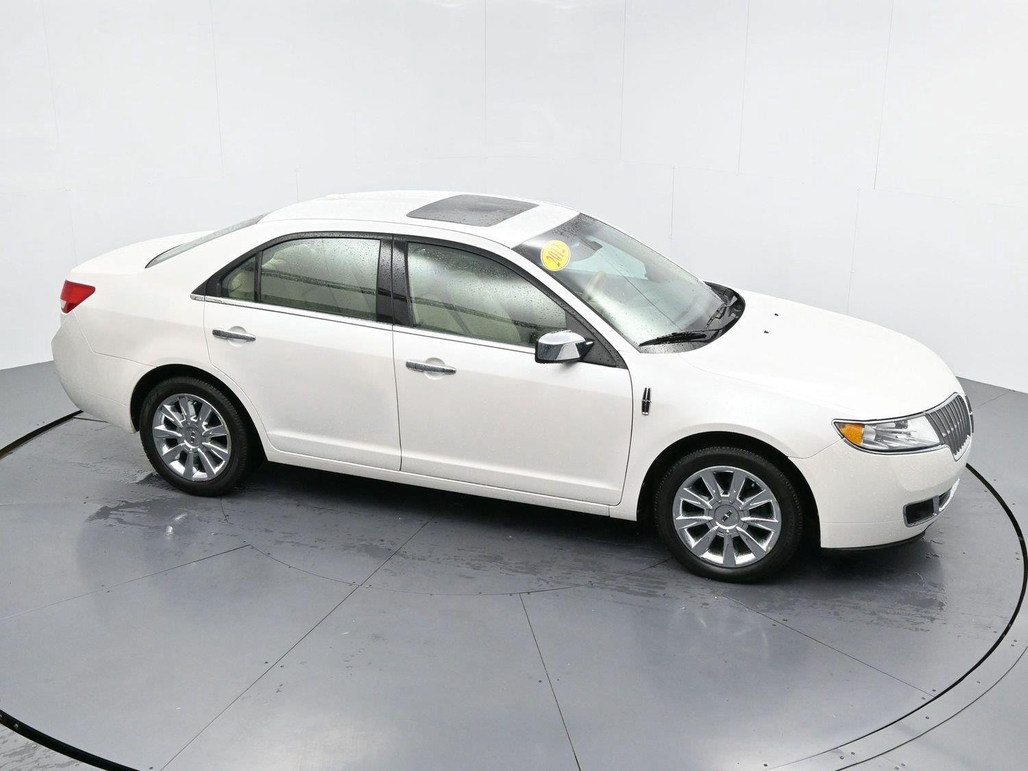 Used 2012 White Platinum Metallic Tricoat Lincoln 4dr Sdn FWD image 38