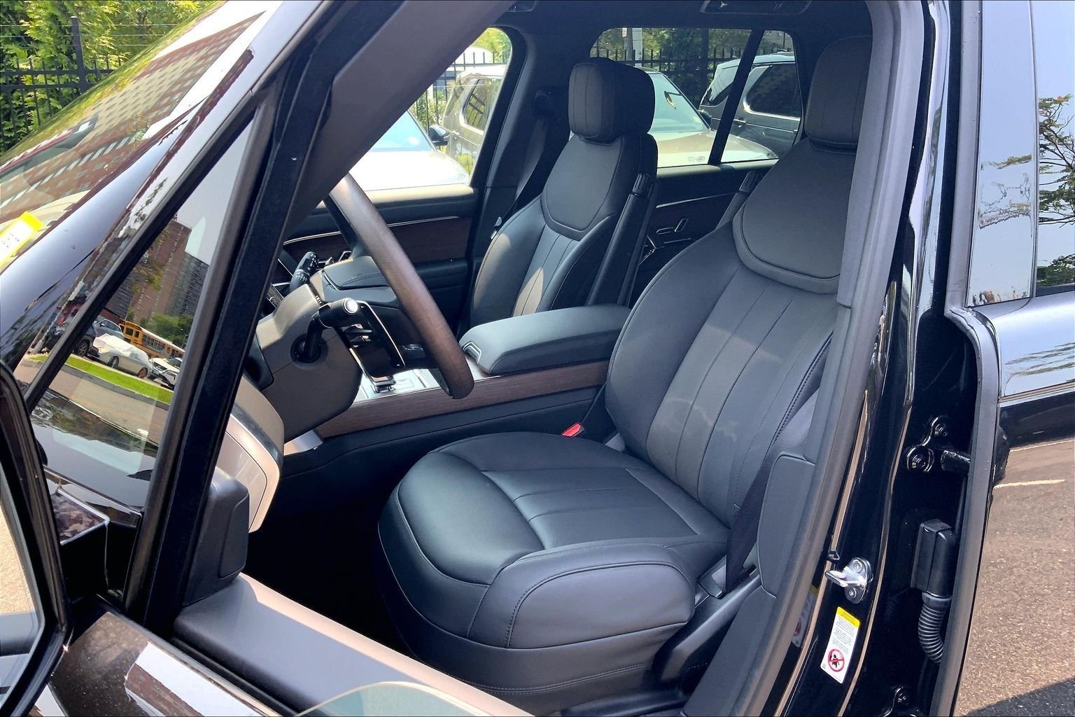New 2026 Santorini Black Land Rover SE image 9
