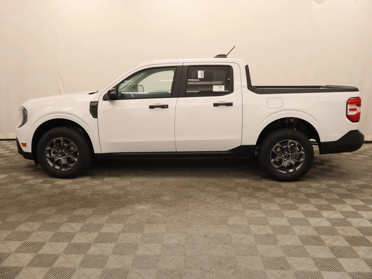 New 2026 Oxford White Ford XLT image 2