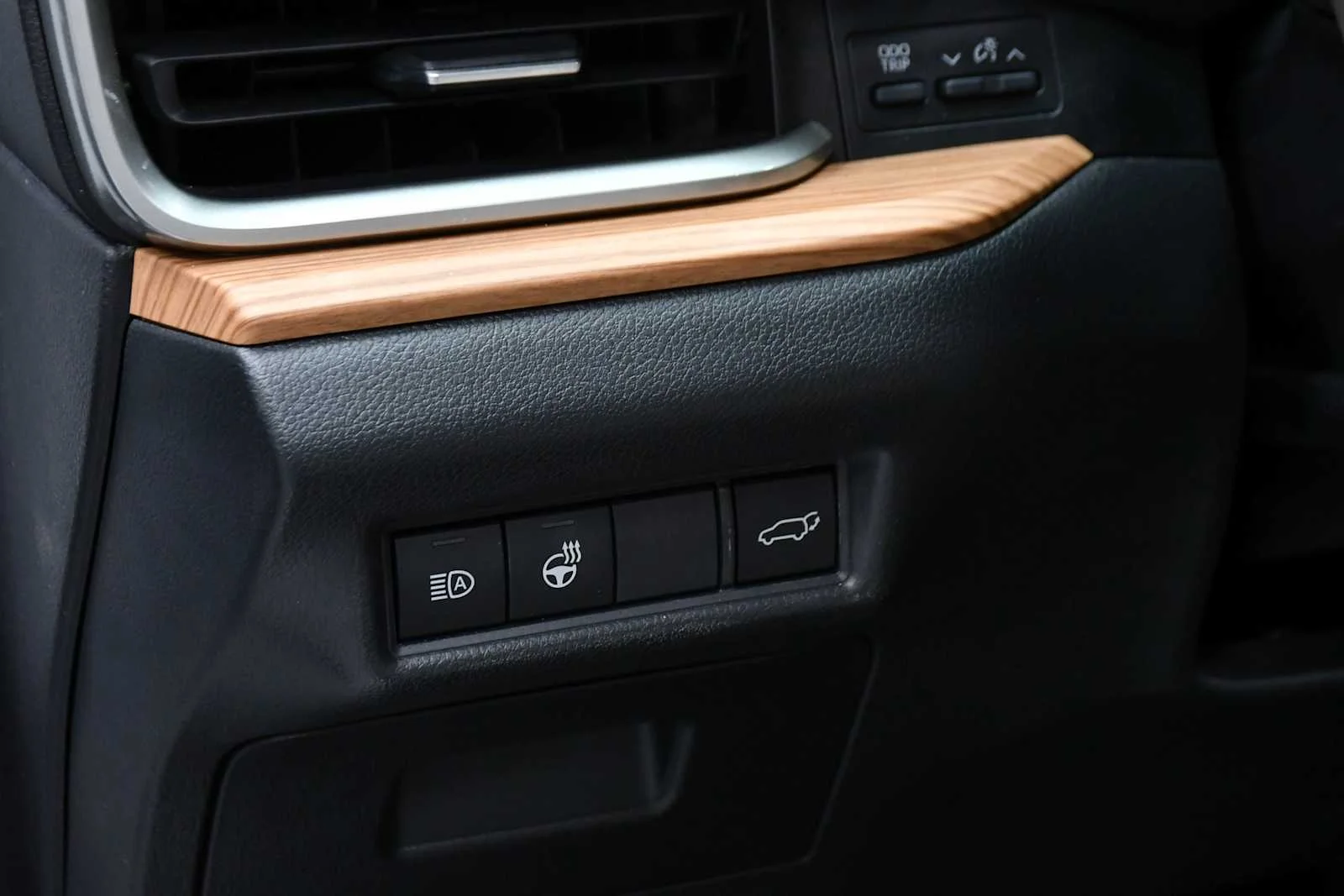 Used 2024 Wind Chill Pearl Toyota Limited image 15