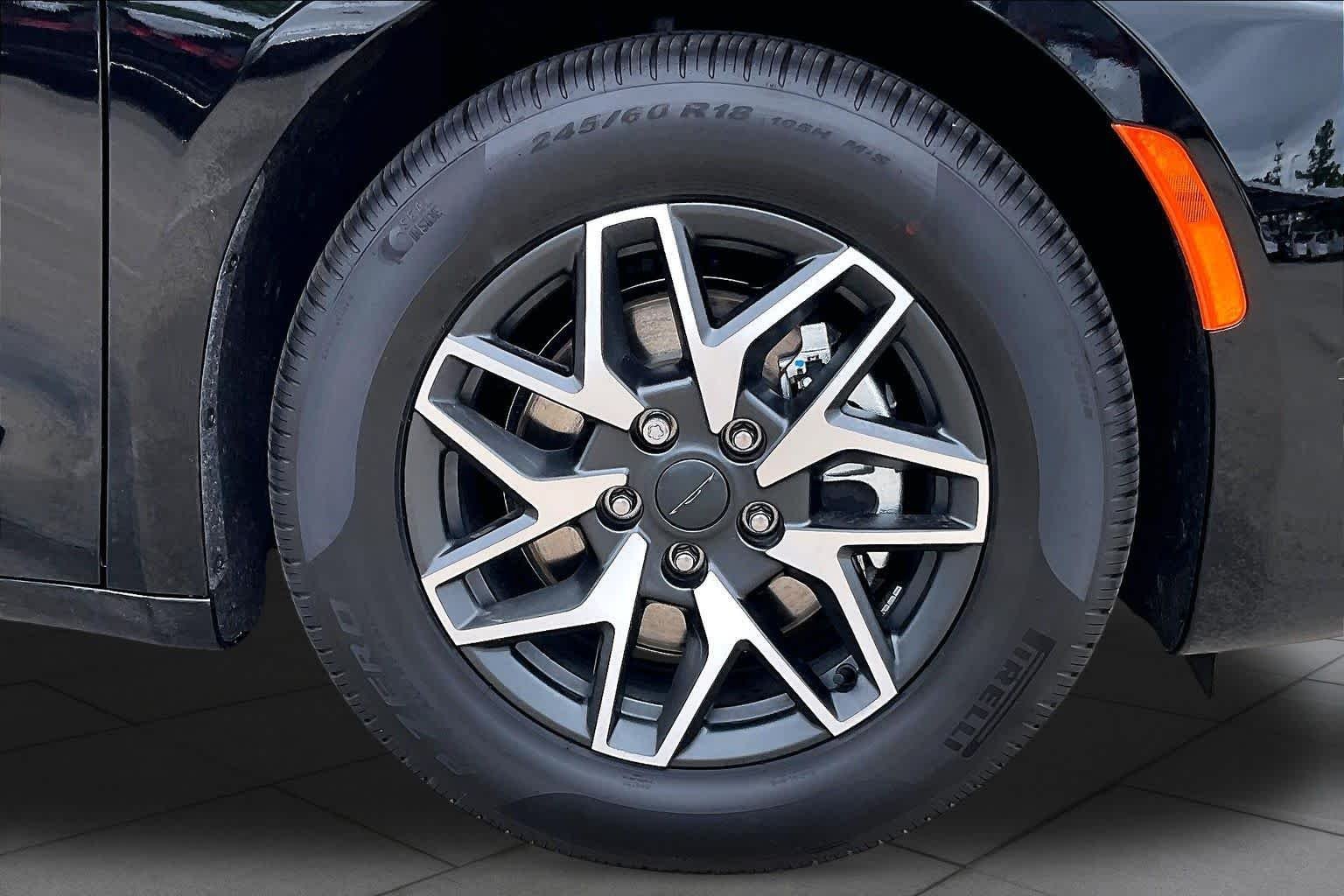 New 2027 Diamond Black Crystal Pearl-Coat Exterior Paint Chrysler Limited image 11