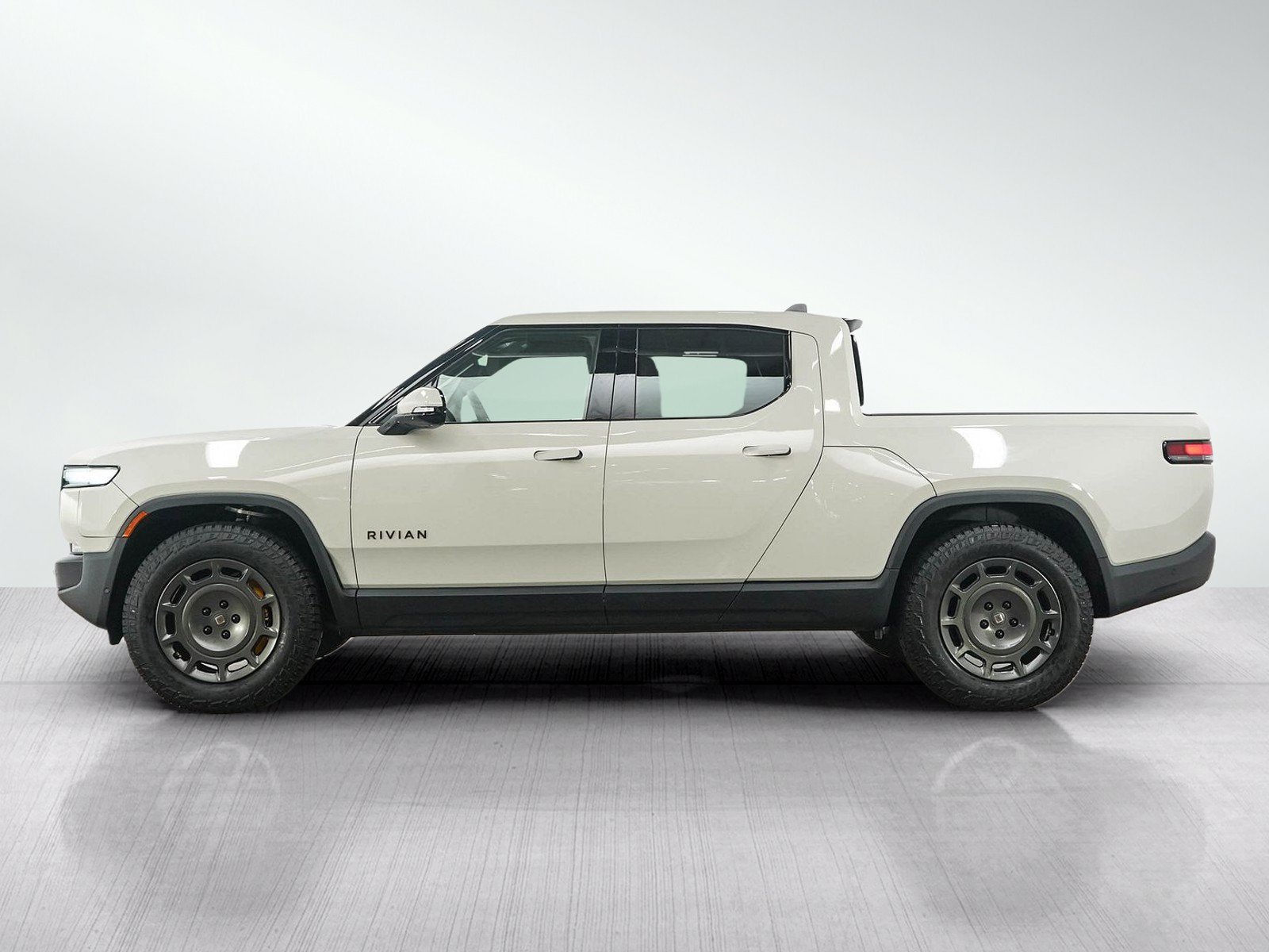 Used 2025 Rivian R1T Ascend with VIN 7FCTGCAA9SN041759 for sale in Burnsville, MN