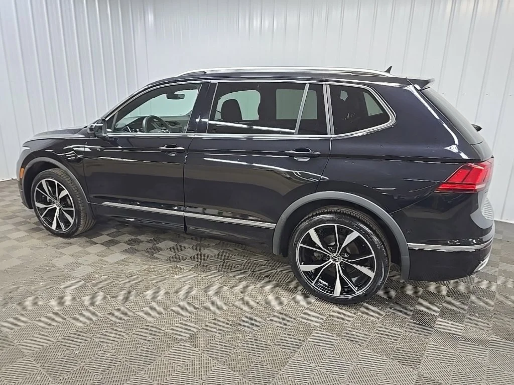 Used 2024 Black Volkswagen 2.0T SEL R-Line image 4