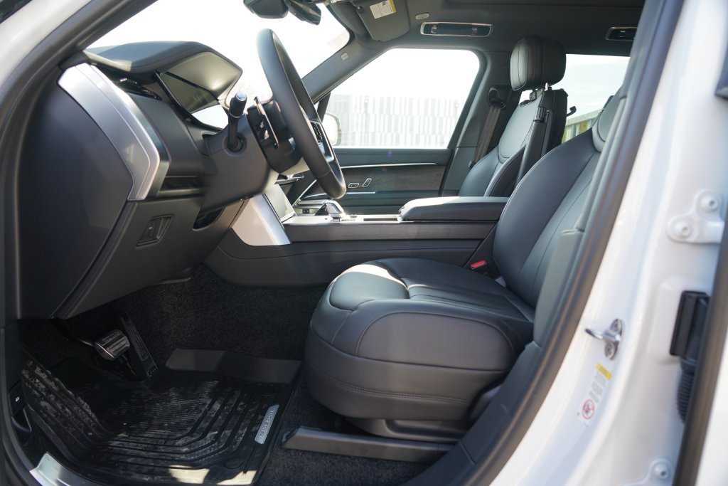 New 2027 Fuji White Land Rover SE image 10