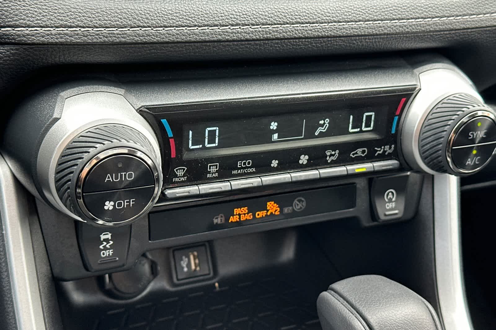 2025 Toyota RAV4 XLE - Photo 19