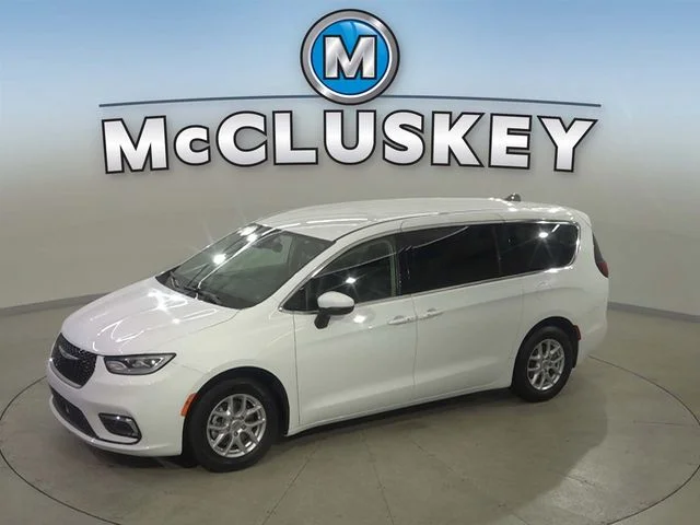 2023 Chrysler Pacifica Touring L's photo