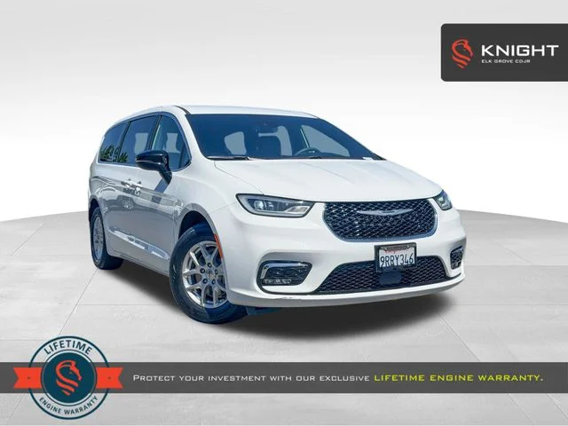 2025 Chrysler Pacifica Select's photo
