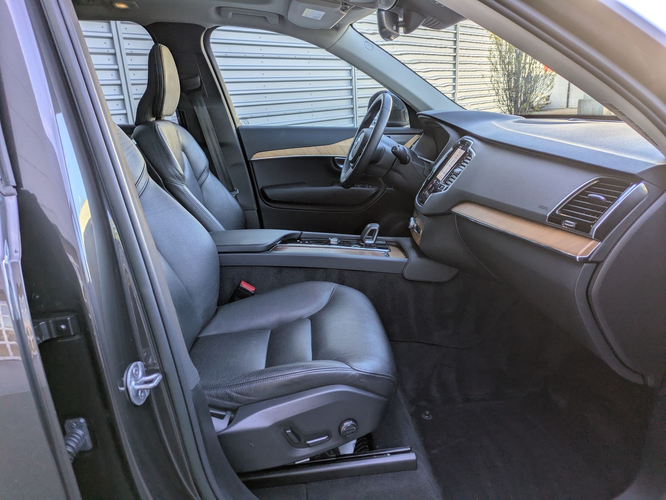 Certified Used 2023 Platinum Gray Metallic Volvo Plus image 29