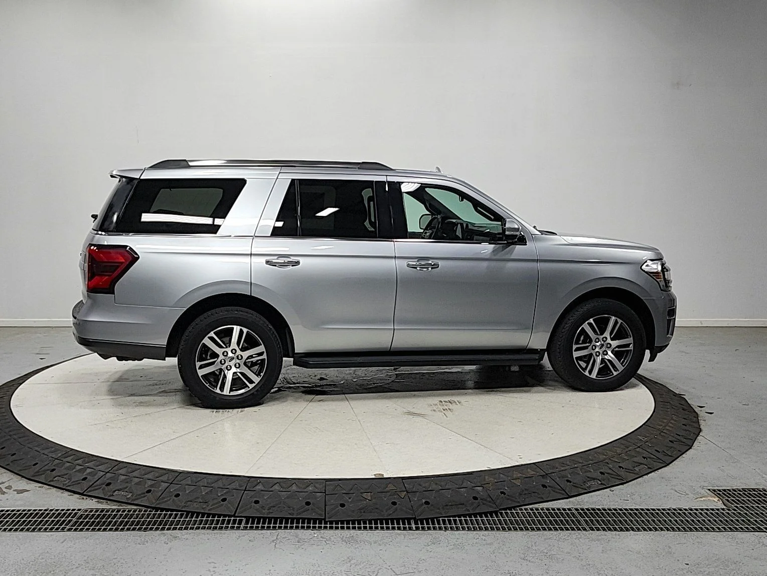 Used 2024 Silver Ford Limited image 9