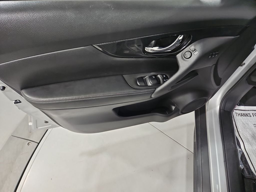 Used 2018 Silver Nissan SL image 11