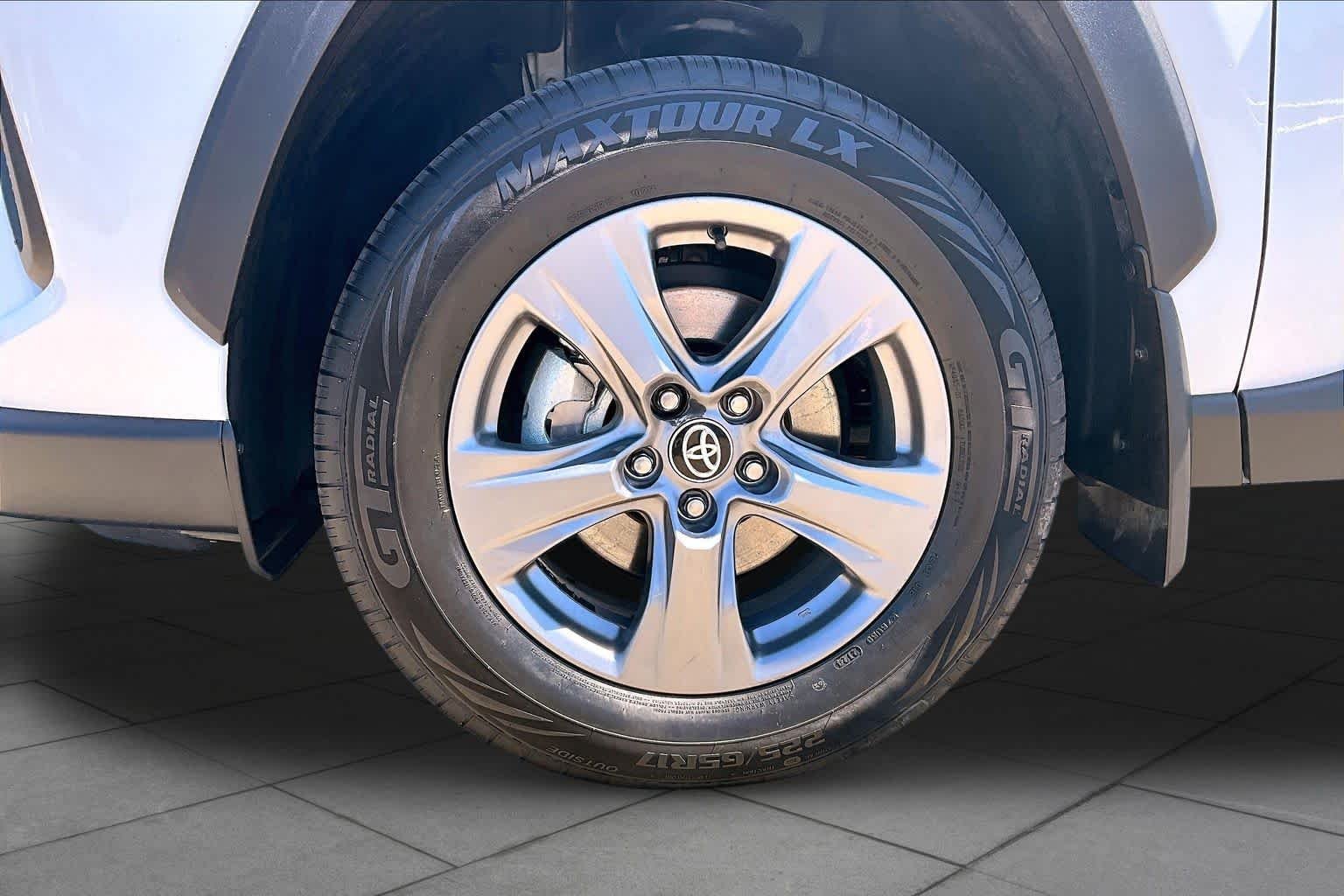 Used 2024 Ice Cap Toyota Hybrid XLE image 10