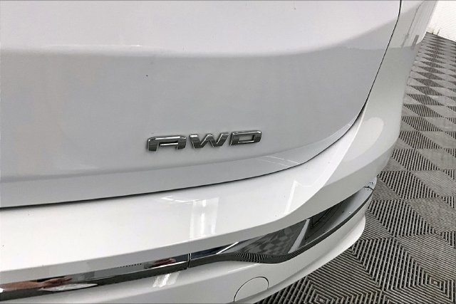 Used 2024 Summit White GMC Denali image 9
