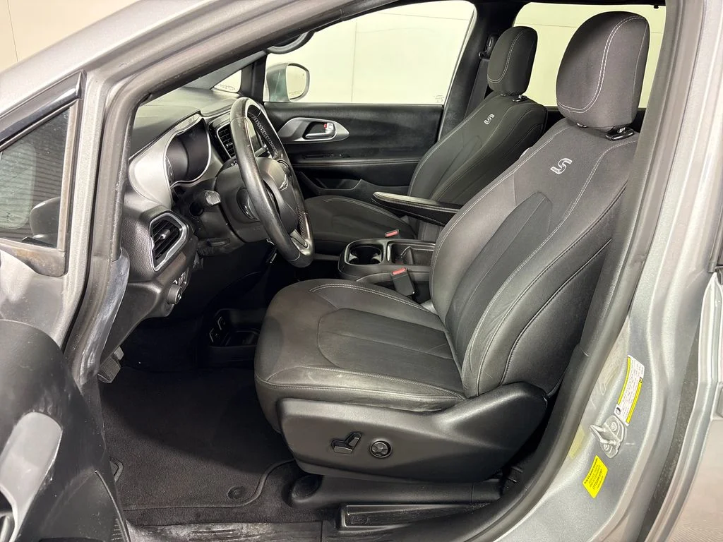 Used 2018 Silver Chrysler Touring Plus image 19