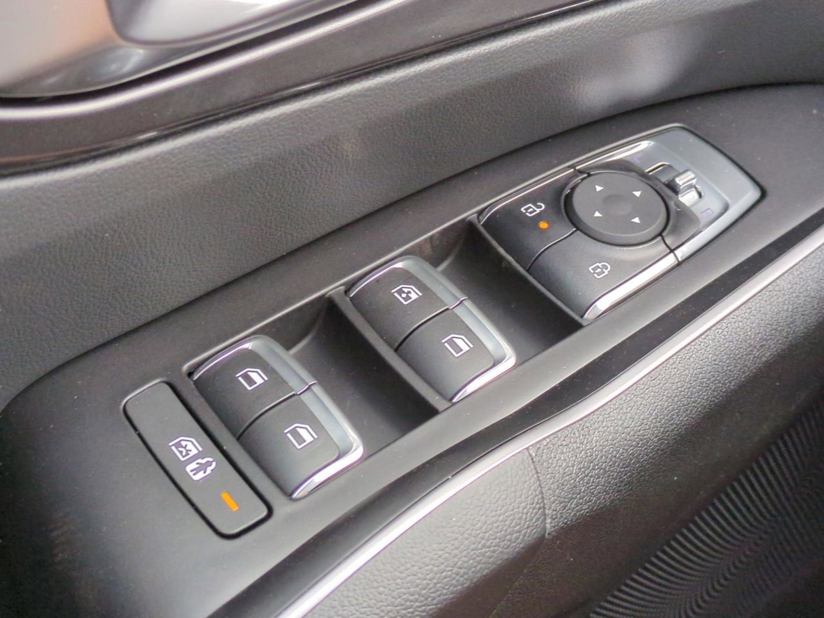New 2026 Glacial White Pearl Kia LX image 18