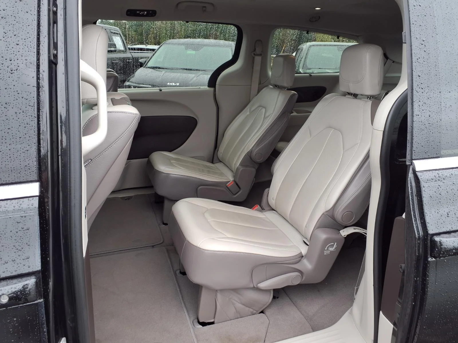 Used 2017 Brilliant Black Crystal Pearlcoat Chrysler Touring-L Plus image 20